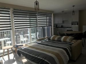 une chambre avec un lit et une grande fenêtre dans l'établissement Livorno with private parking, à Nieuport