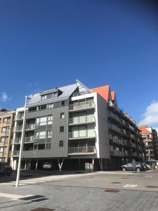 un grand bâtiment dans une ville avec un parking dans l'établissement Livorno with private parking, à Nieuport