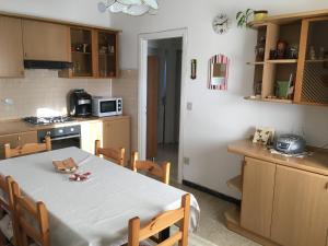 una cocina con mesa y mantel blanco. en Appartamento da Cristina, en Conco