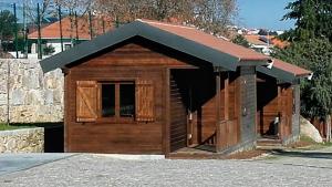 une cabane en bois avec un toit mansardé dans l'établissement Douro Camping, à Miranda do Douro