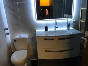 Un baño de APARTMENT CLUBHOTEL 7 fotos más