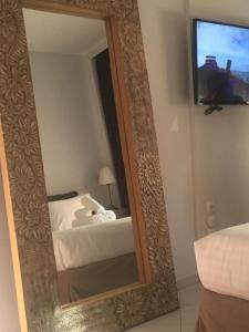 Televízia a/alebo spoločenská miestnosť v ubytovaní ALL SEASONS Luxury Suites1