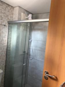 um chuveiro com uma porta de vidro na casa de banho em Makaiba Residence Flat dr Artur Licio em Porto de Galinhas