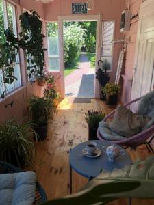 een veranda met een tafel en stoelen en een deur bij Atelier Foto Lipowa - Apartamenty in Nałęczów