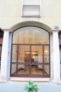 une fenêtre d'un bâtiment avec un portail en fer dans l'établissement La Locanda dell'Olmo, à Milan