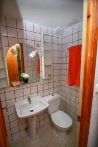 Koupelna v ubytování Casa EL CASTILLO ,a 5 kilómetros de la playa + 28 fotografií