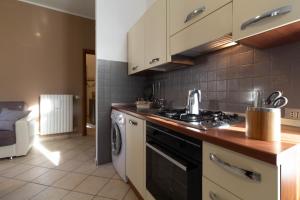 una cucina con piano cottura e lavastoviglie di Rhum13 a Lecco