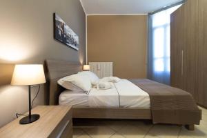 una camera con letto e tavolo con lampada di Rhum13 a Lecco