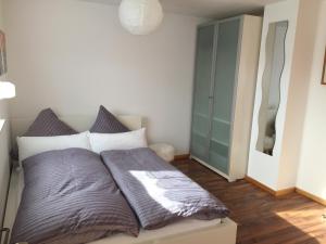ein Schlafzimmer mit einem Bett mit zwei Kissen darauf in der Unterkunft Ferienwohnung Windhaus in Dortmund