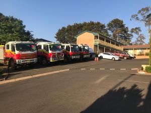 drei Feuerwehrwagen, die an einer Straße geparkt sind in der Unterkunft Hideaway Motor Inn in Armidale