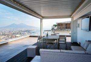 d'un balcon avec une table et des chaises et une vue. dans l'établissement Terrazza Manù - loft suspended over the city-Vomero, à Naples