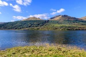 vistas a un lago con montañas en el fondo en Mansefield House, en Arrochar