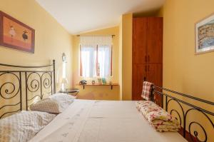 Кровать или кровати в номере By the Sea Apartment Diana