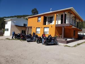 un grupo de motocicletas estacionadas frente a un edificio en Villas La Quinta, en Creel