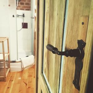drzwi z czarnym kotem w łazience w obiekcie Koko Ryku w mieście Nowa Ruda