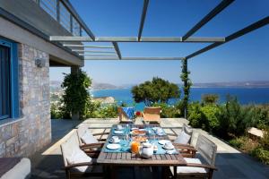 Un restaurante o sitio para comer en Daedalos Villa