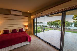 Postel nebo postele na pokoji v ubytování Regency Beach Club