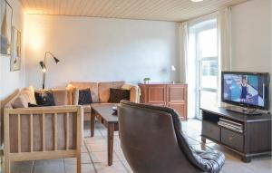 un soggiorno con divano e TV di Cozy Home In Harbore With House A Panoramic View a Harboør