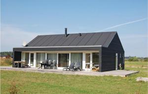 BrovstにあるBeautiful Home In Brovst With 3 Bedrooms, Sauna And Wifiの黒い家