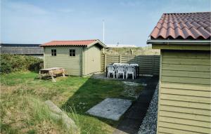 a table and chairs in the backyard of a house at Klitper in Lønstrup