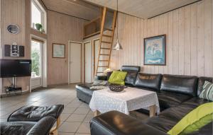 Oddeにある2 Bedroom Stunning Home In Hadsundのリビングルーム(革張りのソファ、テーブル付)