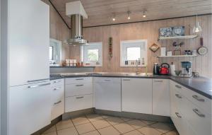 Kuchyň nebo kuchyňský kout v ubytování 2 Bedroom Stunning Home In Hadsund