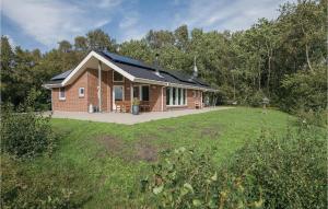 Oddeにある2 Bedroom Stunning Home In Hadsundの赤レンガ造りの家