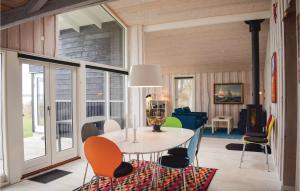ein Esszimmer mit Tisch und Stühlen in der Unterkunft Holiday Home Særbækvej Knebel X in Knebel