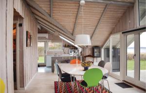 eine Küche und ein Esszimmer eines Hauses mit einem Tisch und Stühlen in der Unterkunft Holiday Home Særbækvej Knebel X in Knebel + 17 Fotos