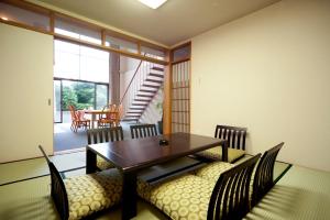 Istumisnurk majutusasutuses Izumigo AMBIENT Izu-Kogen Condominium