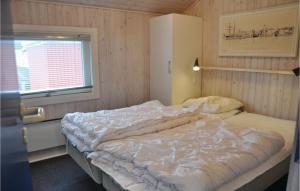 ニュボーにあるPet Friendly Home In Nyborg With House Sea Viewの窓付きの客室の大型ベッド1台分です。