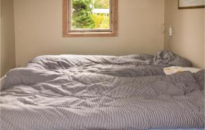 ボーゲンセにあるBeautiful Home In Bogense With Kitchenの窓付きの部屋のベッド1台分です。
