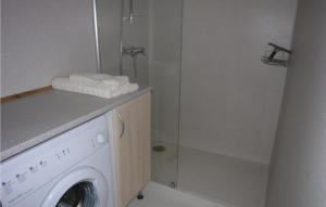 ArnagerにあるSorbusのバスルーム(シャワー付)の洗濯機が備わります。