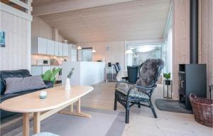 ロッケンにあるNice Home In Lkken With 3 Bedrooms And Saunaのキッチン、リビングルーム(テーブル、椅子付)