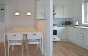 Køkken eller tekøkken på Cozy Apartment In Varde With Kitchen