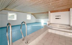 una piscina con bañera en una habitación en Amazing Home In Fan With 5 Bedrooms, Sauna And Wifi, en Fanø