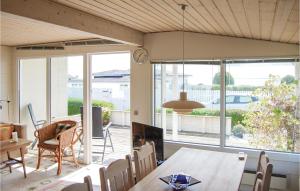 ハザスレウにあるNice Home In Haderslev With House Sea Viewのダイニングルーム(テーブル、椅子付)