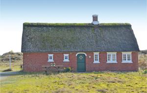 SønderhoにあるAmazing Home In Fan With Wifiの草屋根の古いレンガ造りの家