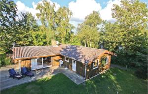 an overhead view of a house with a deck at Stunning Home In Store Fuglede With Wifi in Reersø