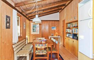 una sala da pranzo con tavolo e sedie in legno di Stunning Home In Store Fuglede With Wifi a Reersø