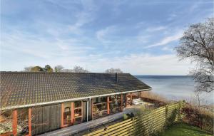 Sønder Bjertにある3 Bedroom Awesome Home In Bjertの海の景色を望む大きな家