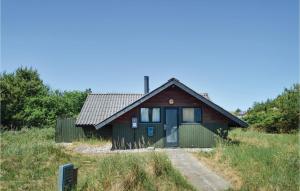 una pequeña casa en la cima de una colina en 3 Bedroom Amazing Home In Fjerritslev, en Slettestrand