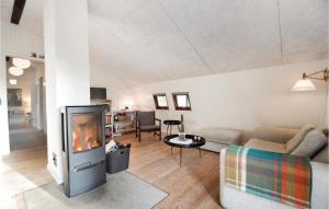 sala de estar con sofá y chimenea en 3 Bedroom Awesome Home In Rm en Kongsmark