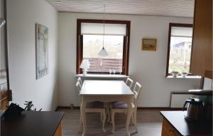 スケーエンにあるAwesome Home In Skagen With 1 Bedrooms And Wifiのダイニングルーム(白いテーブル、椅子付)