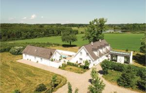 una vista aérea de una gran casa blanca en Gorgeous Home In rbk With Wifi, en Ørbæk