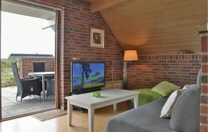 TV a/nebo společenská místnost v ubytování Three-Bedroom Holiday Home In Ringkobing