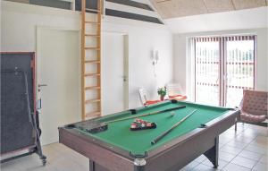 Habitación con mesa de billar y habitación con escalera en Lovely Home In Vinderup With Indoor Swimming Pool en Vinderup