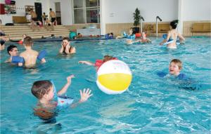 un grupo de niños jugando con una pelota en una piscina en Marina Fiskens Feriepark, en Gråsten