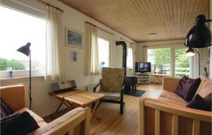 uma sala de estar com um sofá e uma mesa em Lovely Home In Hejls With Wifi em Hejls