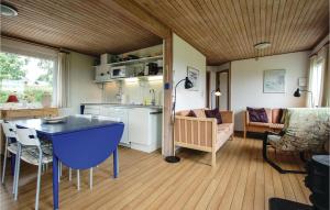uma cozinha e sala de estar com uma mesa azul em Lovely Home In Hejls With Wifi em Hejls